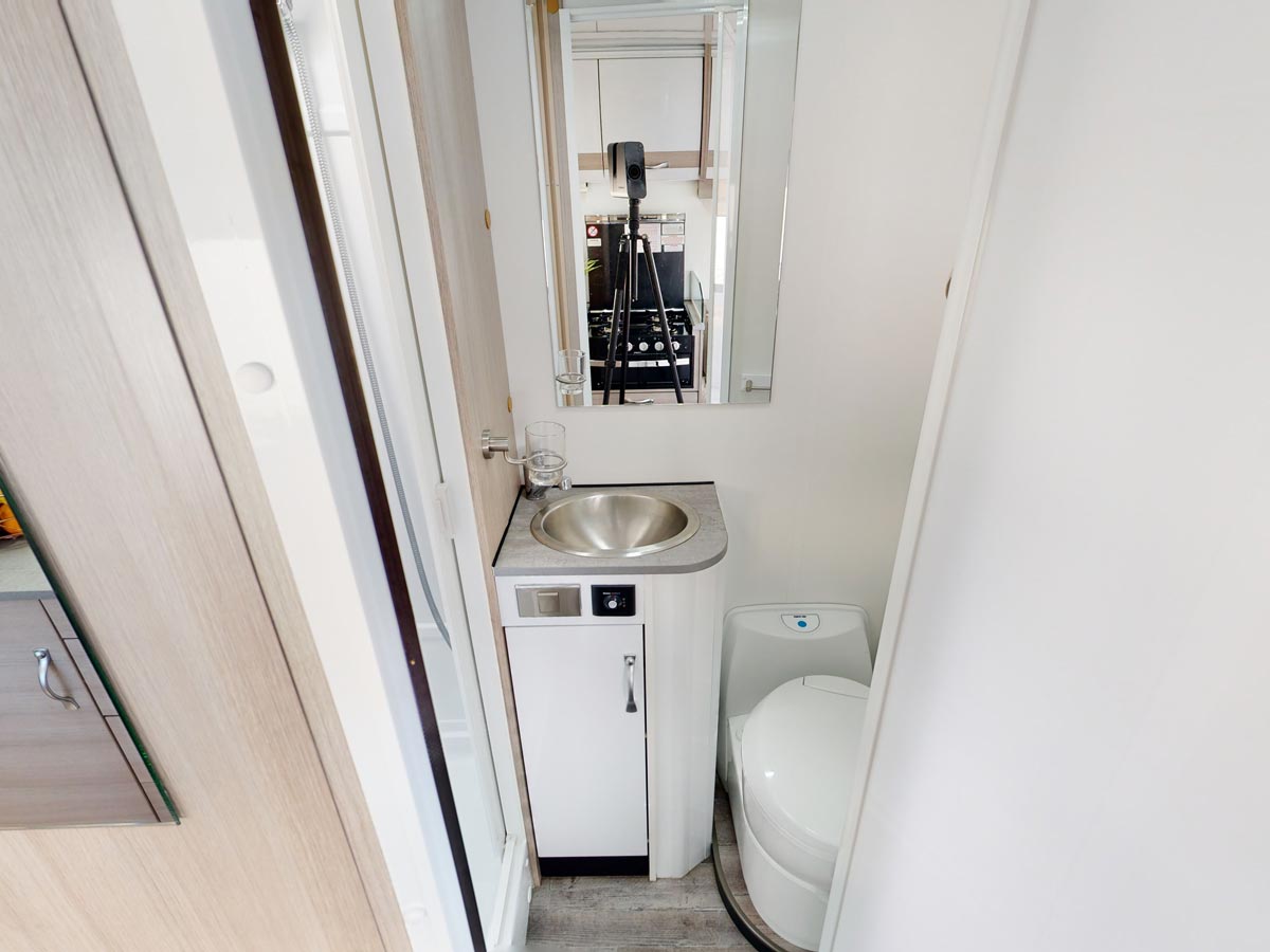 CT 4 Berth Deluxe - bathroom view