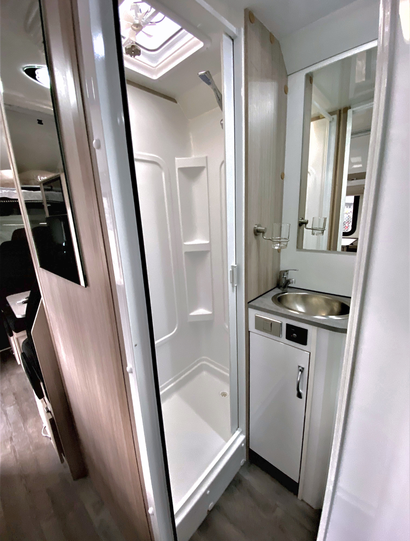 CT 6 Berth Deluxe - washing area view