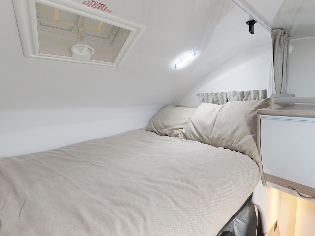 CT 6 Berth Deluxe - bedroom cross view