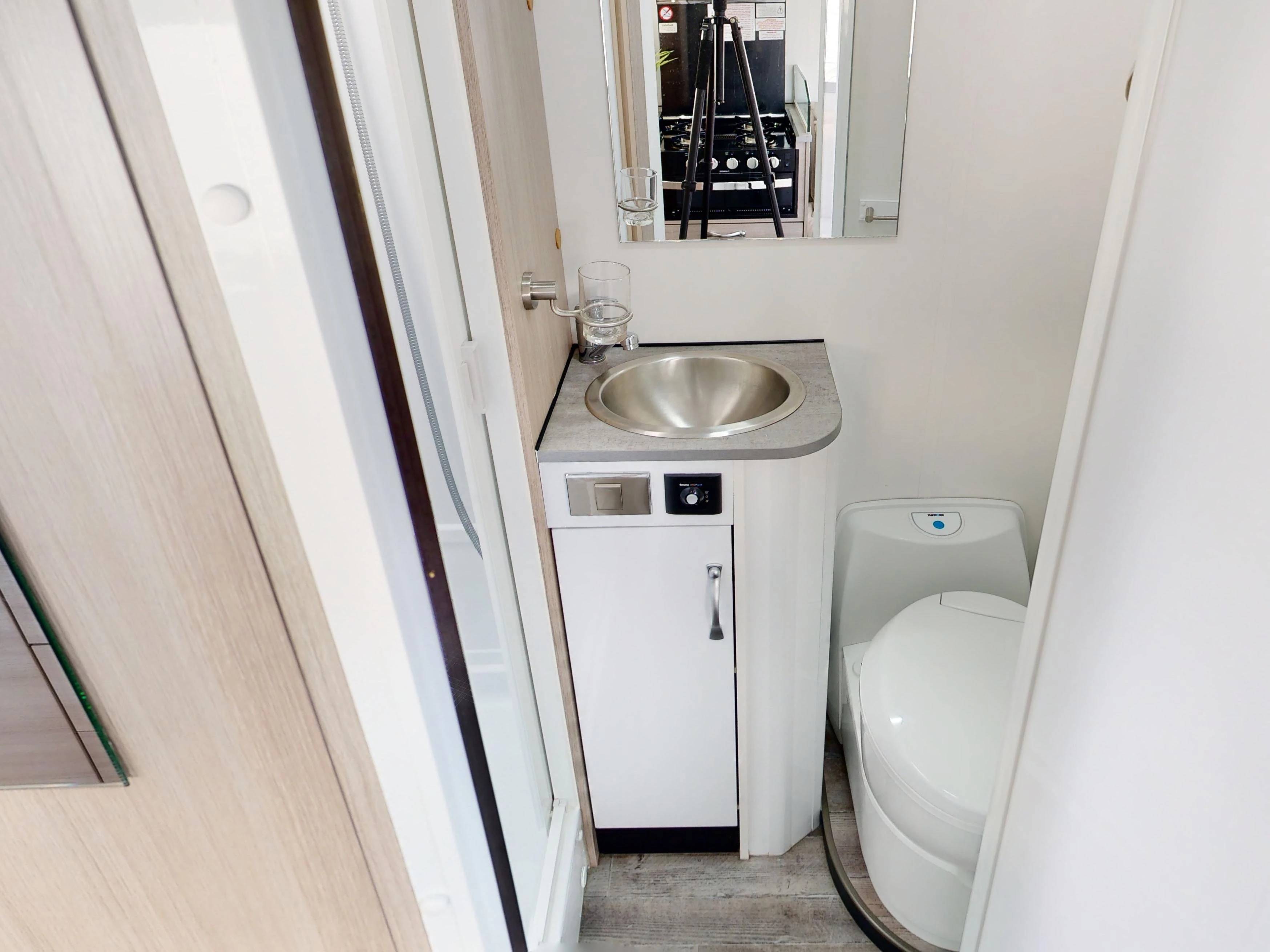 CT 6 Berth Deluxe - bathroom view