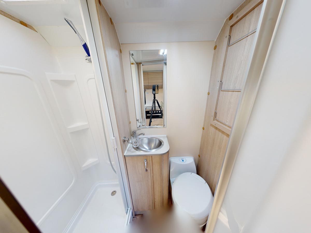 GC 4 Berth Henty - bathroom view
