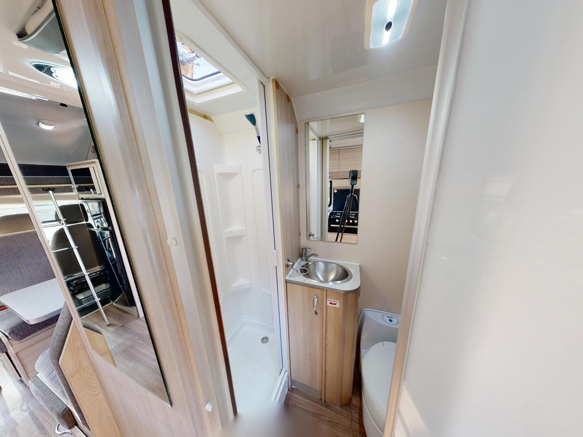 GC 6 Berth Derwent  - bathroom view