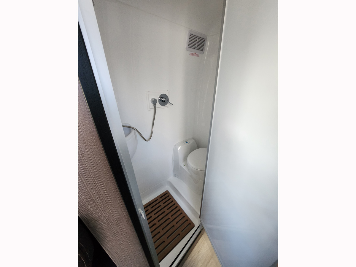 LJ Atlas Motorhom - washroom view