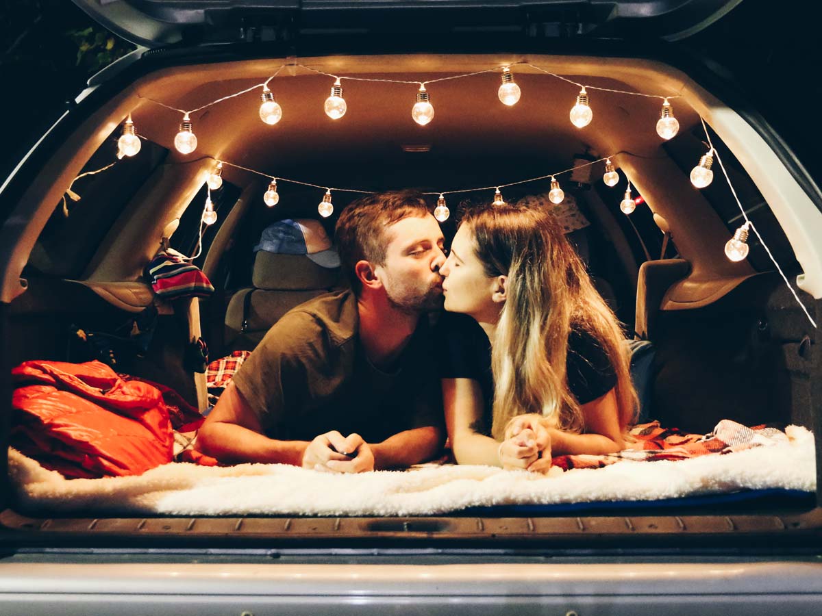 Couple enjoy in the - TAB Stationwagon