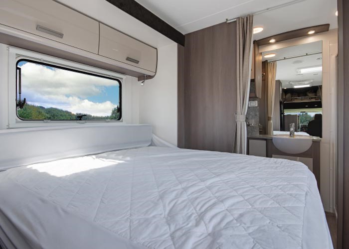 LJ 6 Berth Royale - bedroom view